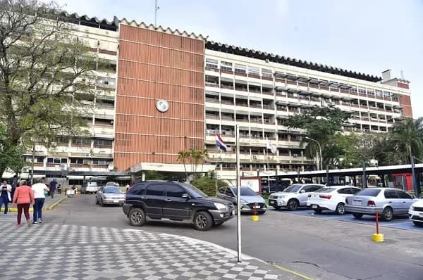 Médicos del IPS exigen implementación de ley para evitar huelga