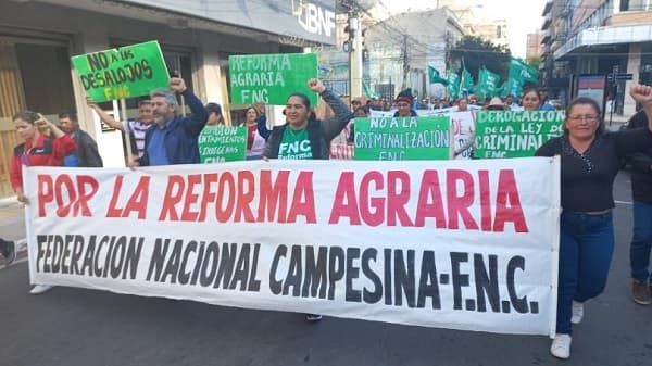 Masiva marcha campesina por tierra y producción