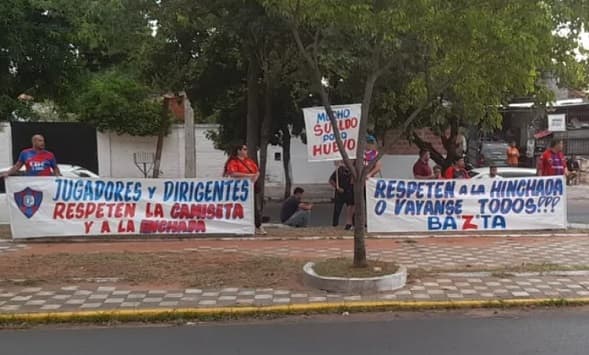 Hinchas de Cerro Porteño protestan contra gestión de Zapag