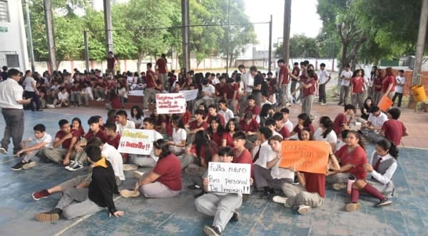 Estudiantes realizan sentata por falta de rubros docentes