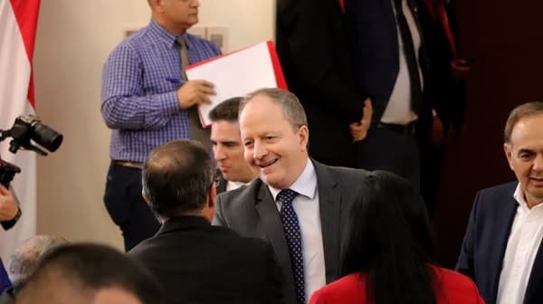 Gobierno salda deuda con proveedores de salud, afirma Economía