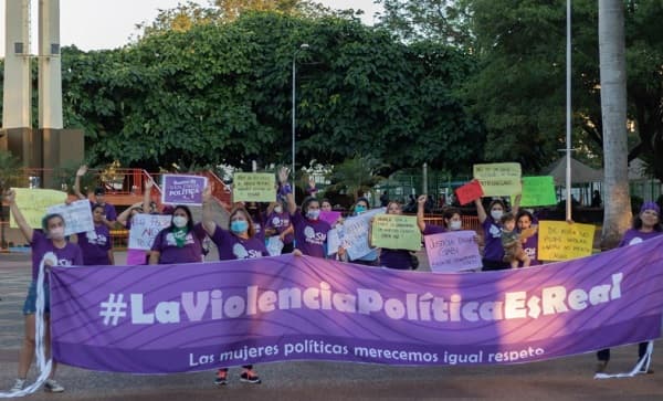 Conversatorio en Plaza Uruguaya con políticas y parlamentarias