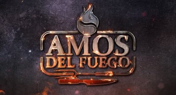 Logotipo oficial del programa televisivo Amos del Fuego, con diseño metálico y detalles en llamas sobre un fondo oscuro.