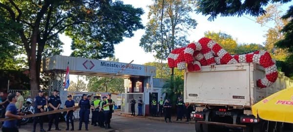 Prieto lleva 17 camiones de adornos navideños a la Fiscalía tras nueva denuncia