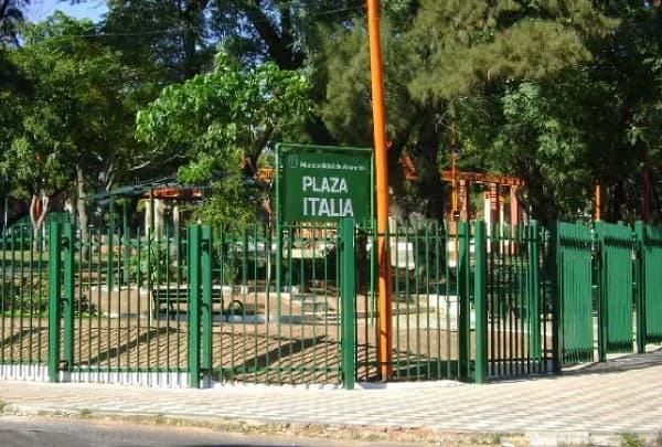 Inseguridad y abandono se apoderan de la plaza Italia