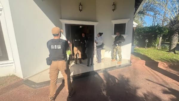 Allanan lujosa vivienda vinculada a Jarvis Pavão en Lambaré