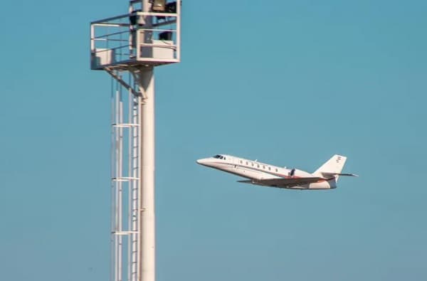 Gobierno prioriza reparación de aviones presidenciales sobre construcción de viviendas sociales