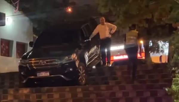 Exsenador Monges protagoniza insólito accidente vehicular