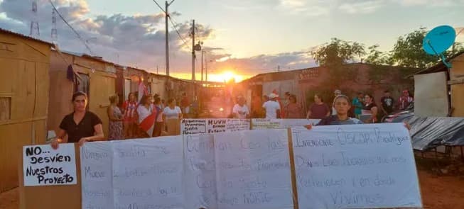 Familias exigen reubicación prometida en Costanera Norte