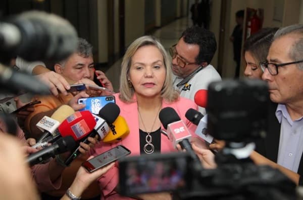 Lilian Samaniego arremete contra Antonio Barrios en el Senado