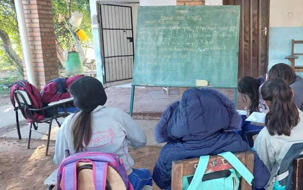 Estudiantes de Chaco'i dan clases bajo un árbol debido a la falta de infraestructura