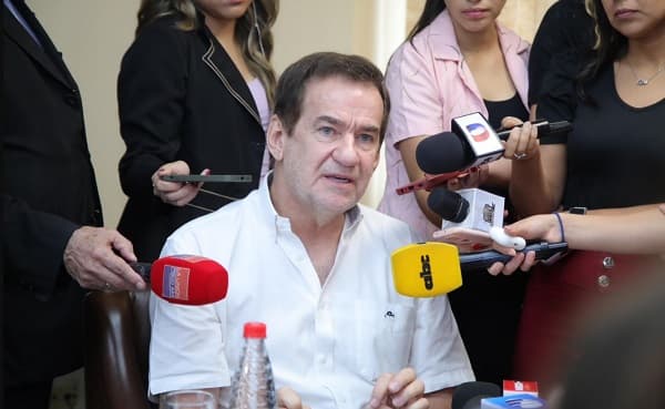 Orlando Penner se aferra a su banca en el Senado pese a reclamos de Patria Querida