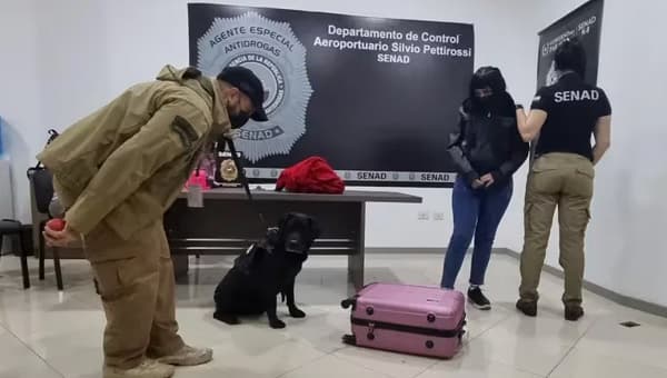 Detienen a paraguaya que llevaba cocaína a España y a su reclutador