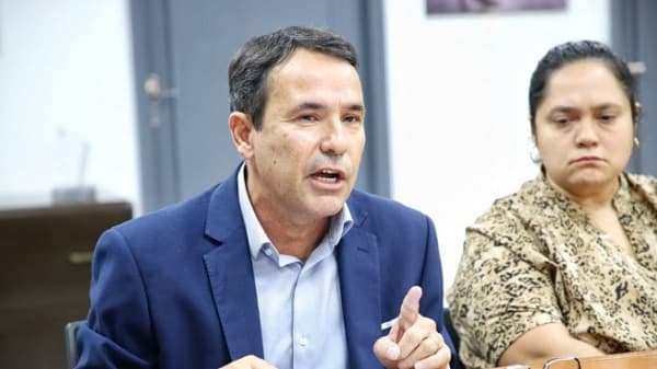 Transportistas exigen 14% de aumento y amenazan con paro