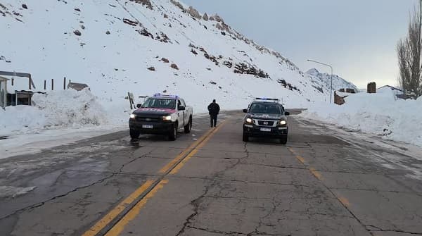 Mueren camioneros varados por nieve en Argentina