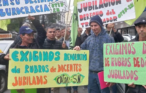 Docentes exigen reposición de rubros de educadores jubilados en manifestación frente al MEC