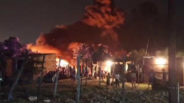 Arduo trabajo para sofocar el violento incendio en Cerro Lambaré