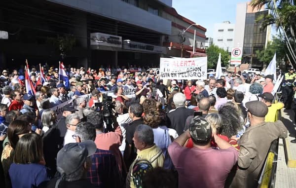 Manifestación de jubilados y asegurados del IPS exige soluciones inmediatas