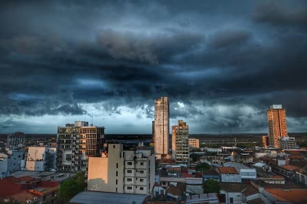 Frente frío trae lluvias y temperaturas bajas a Paraguay