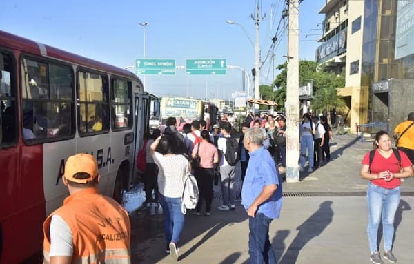 Pasajeros rechazan paro de buses y piden intervención del presidente Peña