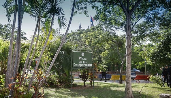 Víctimas de la dictadura defienden Plaza de los Desaparecidos
