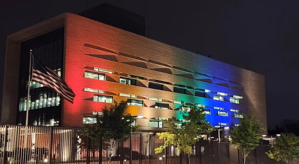 Embajada de EE.UU. en Paraguay ilumina su edificio con colores del Orgullo LGTBI
