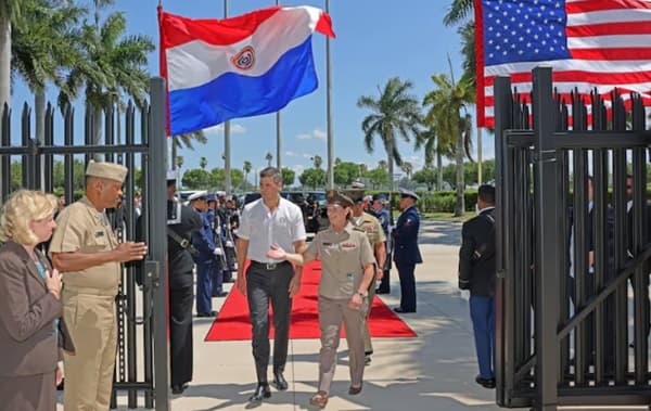 Peña reclama mayor cooperación de EE.UU. en reunión con Richardson