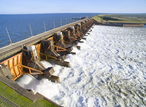 Paraguay recibe USD 100 millones de Argentina por cesión de energía de Yacyretá, pero deuda persiste