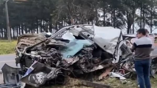 Fatídico accidente entre camioneta y bus deja un muerto y heridos