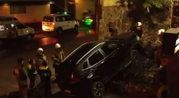 Mujeres se llevan un susto al chocar contra la fachada de un motel en San Lorenzo