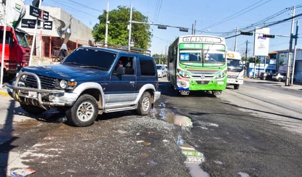 Baches en Asunción causan demoras de hasta 20 minutos a conductores