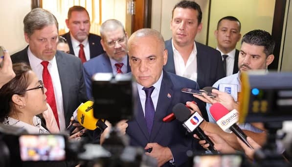 Basilio Núñez respalda a “Nenecho” pese a informe de Contraloría