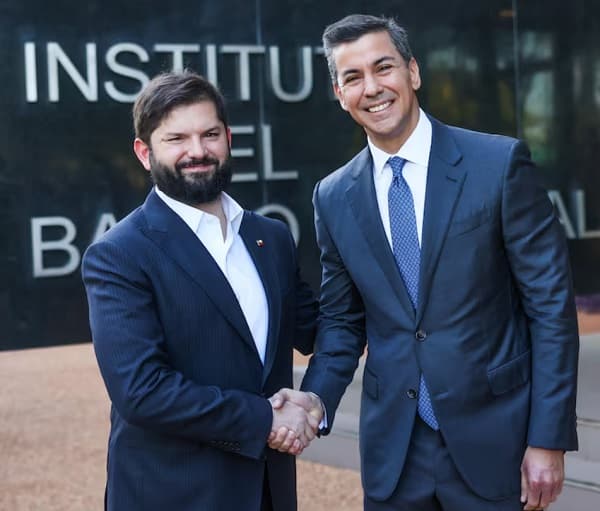 Boric en Paraguay: Elogia carne y critica sutilmente a Conmebol