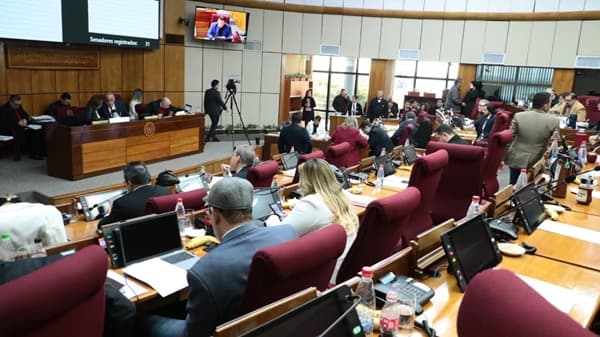 Legisladores buscan millonario aumento en beneficios