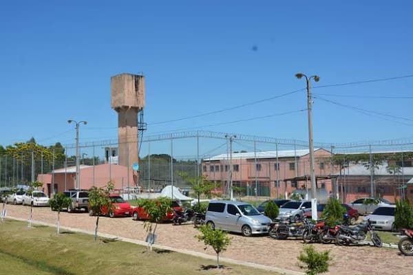 Motín en cárcel de Emboscada: reclusos queman colchones