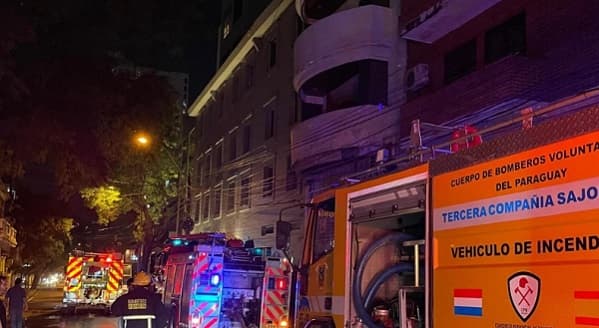 Heroica acción salva a mujer y mascota de incendio en Asunción