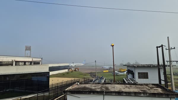 Intensa niebla paraliza operaciones en aeropuertos