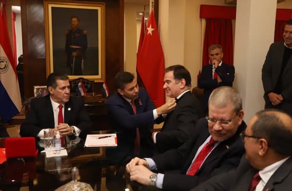 Orlando Penner se afilia a la ANR en el cumpleaños de Cartes