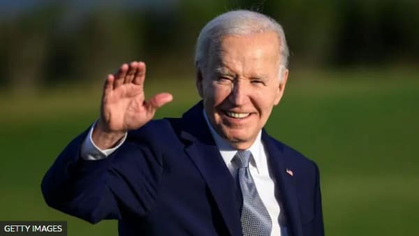 Biden renuncia a reelección y respalda a Harris