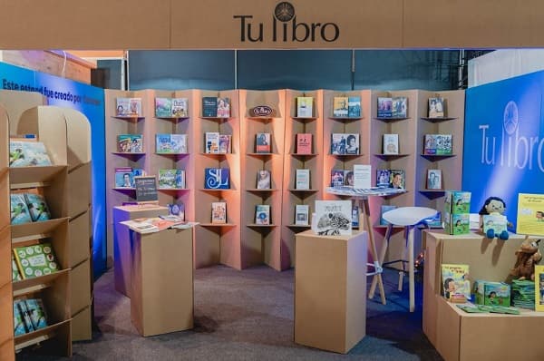 Tu libro rinde homenaje al libro impreso con estand de papel en la FIL Asunción