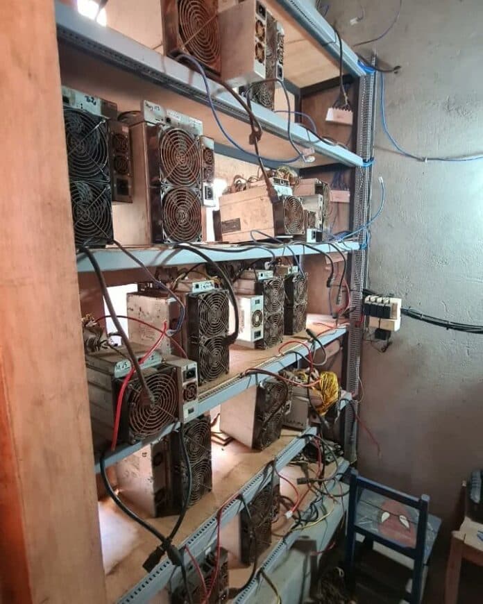 ANDE desmantela centros de criptominería ilegal en Ciudad del Este