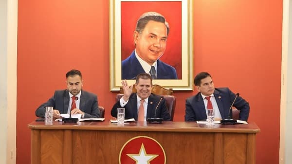 La ANR al timón: Ministros rinden pleitesía a Cartes en inusual sesión partidaria