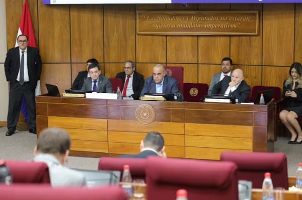 Senado aprueba comisión 'anti-lavado' con mira en medios críticos