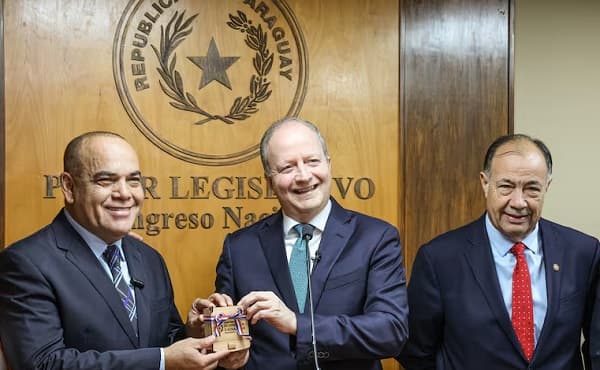 Ejecutivo presenta presupuesto 2025 con aumento del 14%