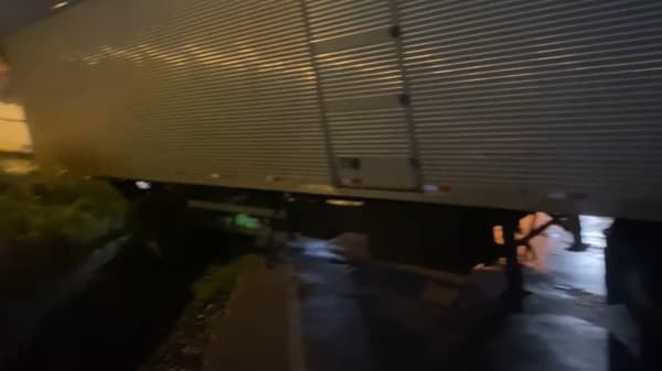 Camión cae en cuneta tras fallo de Google Maps y falta de señalización