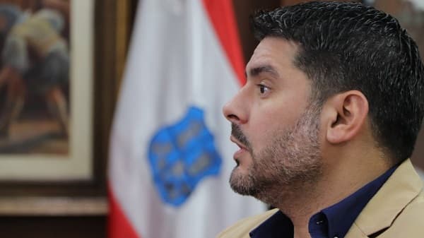 Tensión en la Municipalidad: Cattebeke se distancia de Nenecho