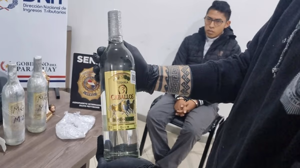 Caen 10 kilos de droga en equipaje de supuesto diácono mexicano