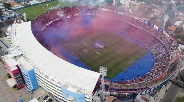 Violencia empaña el clásico: Policía herido y arma robada