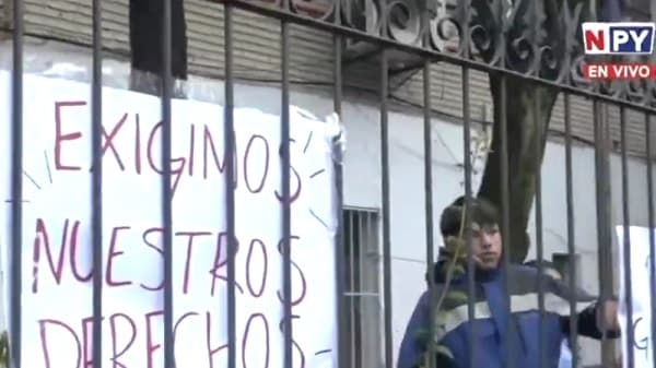 Estudiantes toman colegio y denuncian amenazas del director