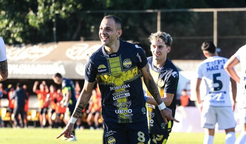 Trinidense arrasa a Ameliano; Sarabia renuncia al banquillo